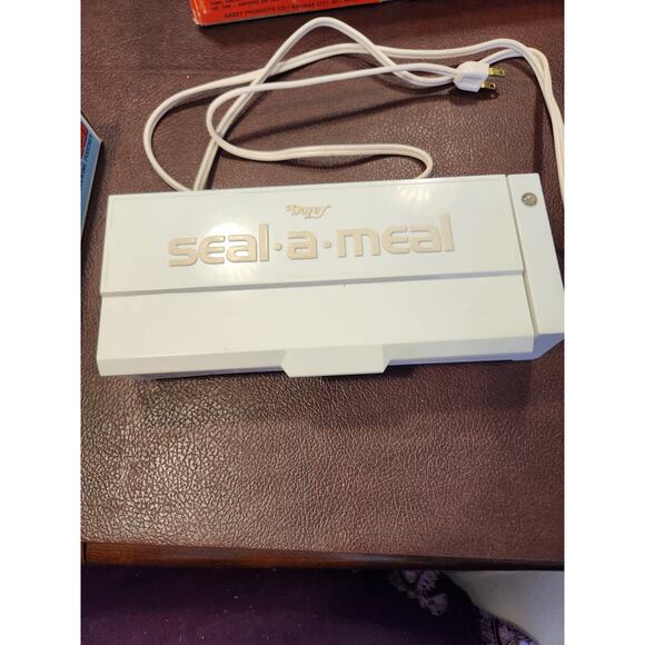 1976 DAZEY SEAL-A-MEAL Model 8000 with Original‎ Box Works inc. extra bags - Picture 8 of 15